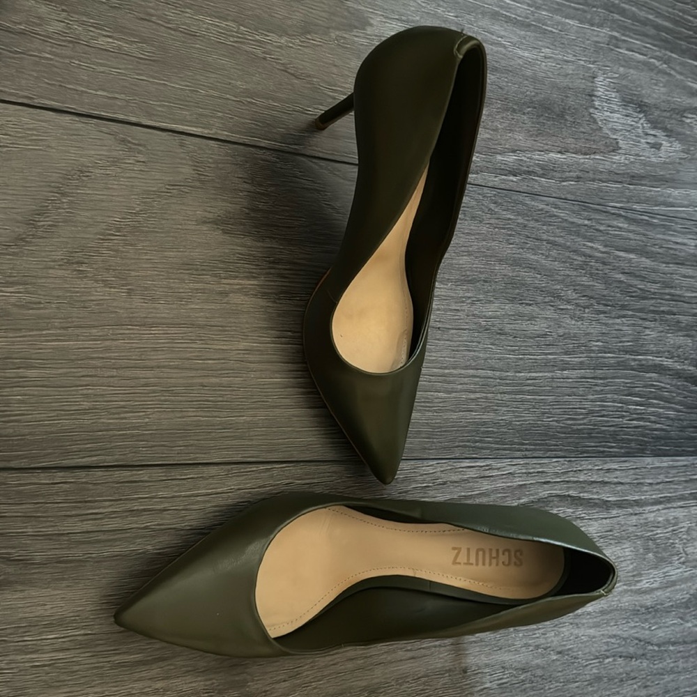 Schutz Lou Lo Pumps, crafted from Nappa Leather, low stiletto heel, olive green